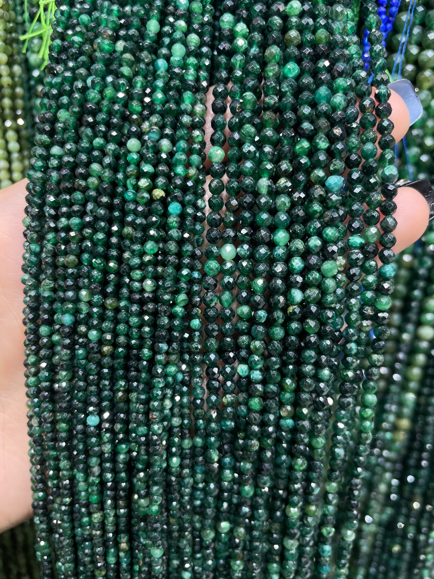 faceted green mica strand