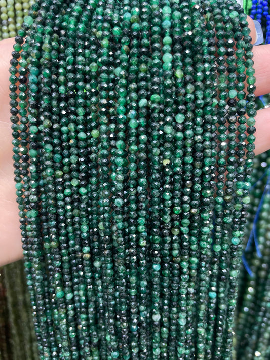 faceted green mica strand